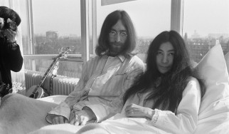 Η Yoko Ono και τα αιματοβαμμένα γυαλιά της κάνουν έκκληση για έλεγχο οπλοκατοχής
