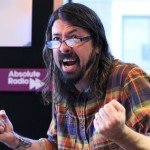 Dave Grohl: «Τα λεφτά μου πάνε κατευθείαν στην τράπεζα και μουχλιάζουν!»