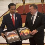 Ο Δανός πρωθυπουργός δωρίζει το "Master Of Puppets" στον πρόεδρο της Ινδονησίας