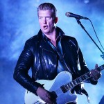 O Josh Homme ζητά συγγνώμη για την κλωτσιά σε φωτογράφο
