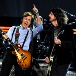 O Paul McCartney παίζει ντραμς για τους Foo Fighters