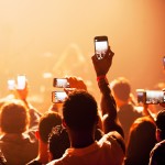 Μεγάλη έρευνα για τη χρήση κινητών τηλεφώνων κατά τη διάρκεια συναυλιών