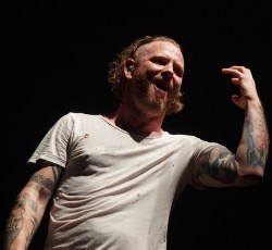 Η «glam metal» πλευρά του Corey Taylor (video) 