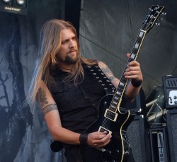 Νέο συμβόλαιο και επιστροφή του αρχικού μπασίστα στους Amorphis 