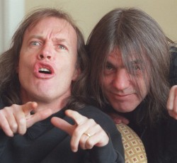 Angus Young: «Το παίξιμο του Malcolm είναι πιο πρωτότυπο από το δικό μου» 
