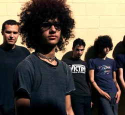 "Pendulum In A Peasant Dress": Άλλο ένα νέο τραγούδι με εκκεντρικό τίτλο από τους At The Drive In  