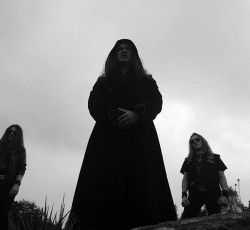 Ακούστε σε πρώτη μετάδοση ολόκληρο το νέο άλμπουμ των Au Champ Des Morts