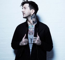 O τραγουδιστής των Of Mice & Men γράφει μουσική από το νοσοκομείο 