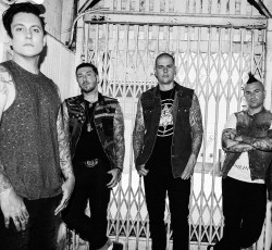 Oι Avenged Sevenfold διασκευάζουν Beach Boys! 