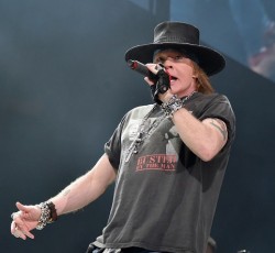 Ο Axl Rose και ο Billy Joel διασκευάζουν το "Highway To Hell" (video)
