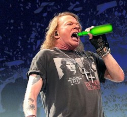 Ο Axl Rose «παρτάρει» με τον Tom Jones 