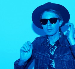 Beck: Ακόμη ένα single λίγο πριν την επίσημη κυκλοφορία του "Colors" 