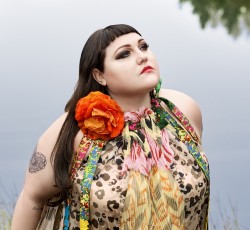 Η πρώην τραγουδίστρια των Gossip, Beth Ditto, δημοσιεύει «κομμάτι-φωτιά» 