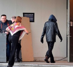 Με κουκούλα στην τελετή των Νόμπελ… 