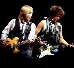 O Bob Dylan διασκευάζει Tom Petty (video) 