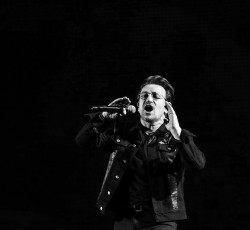 Οι U2 αφιερώνουν στον Leonard Cohen 