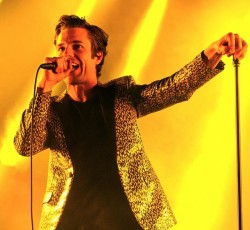 Οι Killers διασκευάζουν Morrissey και ανεβάζουν φωτογράφους στη σκηνή (video) 