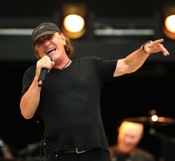 O Brian Johnson επιστρέφει στη σκηνή δίπλα στους Robert Plant και Paul Rodgers