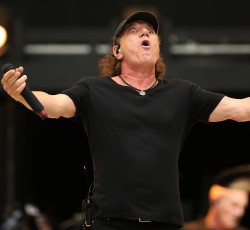Οικοδεσπότης τηλεοπτικής σειράς ο Brian Johnson
