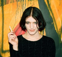Brian Molko: «Φορούσα γυναικεία αξεσουάρ για να κάνω τους ομοφοβικούς να θέλουν να με γαμ…»