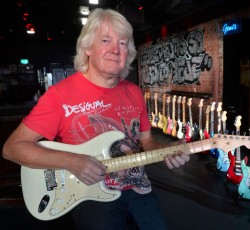 Δίνει τις κιθάρες του για καλό σκοπό 