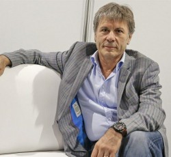 Αυτοβιογραφία και audiobook από τον Bruce Dickinson 