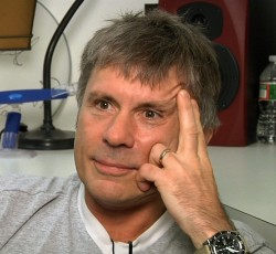 Bruce Dickinson: «Η μέρα που υπέγραψα αυτόγραφο στον Johnny Cash» 