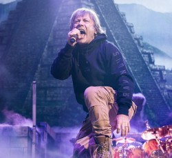 Bruce Dickinson: «Οι ψηλές μου είναι ακόμη καλύτερες από πριν τον καρκίνο» 