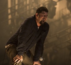 Ο Chino Moreno σπάει το πόδι του στη σκηνή! (video) 