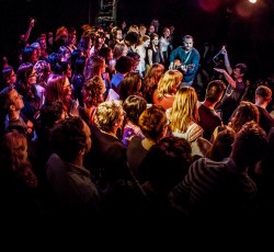 225 φωνές τραγουδούν το "Black Hole Sun" των Soundgarden