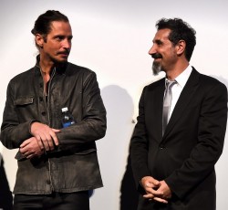 O Serj Tankian παρουσιάζει ένα μεταθανάτιο βραβείο για τον Chris Cornell 