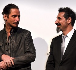 O Serj Tankian ερμηνεύει το  "Like A Stone" με τα μέλη των Audioslave 