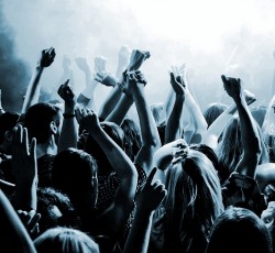 Καταρρέει το ταβάνι γνωστού club στο Μάντσεστερ (video)