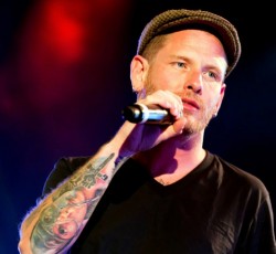 Ο Corey Taylor αποτίει από σκηνής φόρο τιμής στον Chris Cornell (video)
