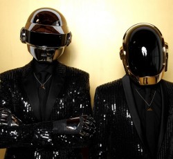 Γαλλική στρατιωτική μπάντα παίζει Daft Punk μπροστά σε Macron και Trump (video)