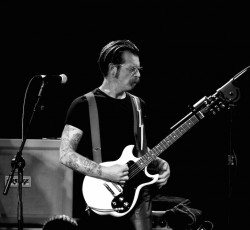 Ο Brent Hinds των Mastodon παίρνει συνέντευξη από τους Eagles Of Death Metal 