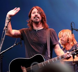 O Dave Grohl αντικαθιστά τον James Hetfield σε ετήσιο φιλανθρωπικό κονσέρτο  