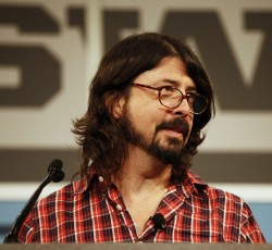 O Dave Grohl μένει άναυδος ακούγοντας την πρώτη του μπάντα   