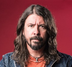 O Dave Grohl ντύνεται David Letterman και διασκευάζει Metallica 