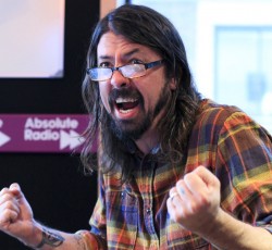 Dave Grohl: «Τα λεφτά μου πάνε κατευθείαν στην τράπεζα και μουχλιάζουν!» 