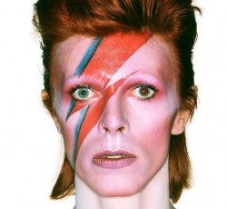 Fans συγκεντρώνουν χρήματα για την ανέγερση της «αστραπής» του David Bowie (video) 