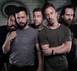 Ο Mike Patton στη σκηνή της τελευταίας περιοδείας των Dillinger Escape Plan