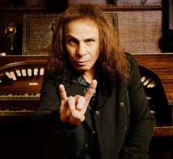 Χήρα Ronnie James Dio: «Γελοία και αηδιαστική» η προσπάθεια του Gene Simmons να κατοχυρώσει το devil horns