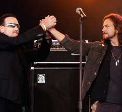 Οι U2 στη σκηνή μαζί με τον Eddie Vedder και τους Mumford And Sons (video) 