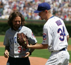 Ο Eddie Vedder τραγουδά για ομάδα baseball 