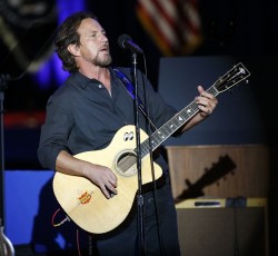 Ο Eddie Vedder διασκευάζει Talking Heads, Springsteen, Rolling Stones και Neil Young (video) 