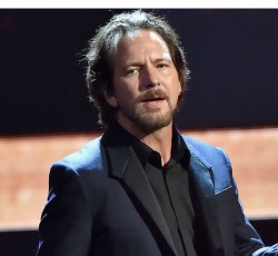 Ο Paul McCartney ρίχνει μια ...γροθιά στον Eddie Vedder