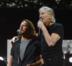 Roger Waters και Eddie Vedder μαζί στη σκηνή 