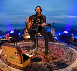 Ο Eddie Vedder παίζει με μουσικούς του δρόμου στο Σικάγο (video) 