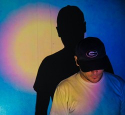 Πρώτη μετάδοση: Νέο τραγούδι από τον Emil Amos 